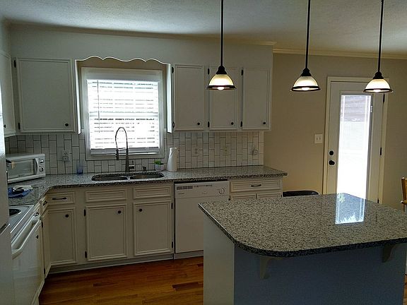 5th image of 202 Dogwood Acres Ln