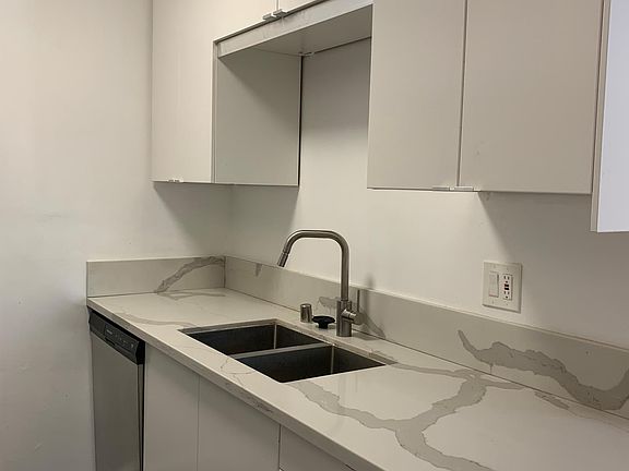2nd image of 1476 S Shenandoah St #200
