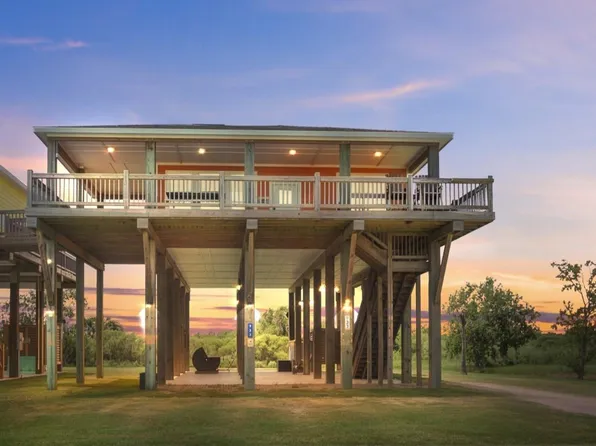 933 Magnolia Ln, Pt Bolivar, TX 77650