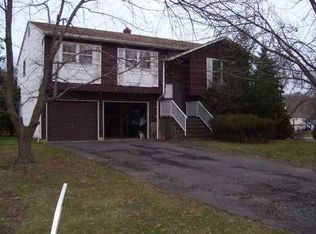 19 Chipper Dr, Kendall Park, NJ 08824