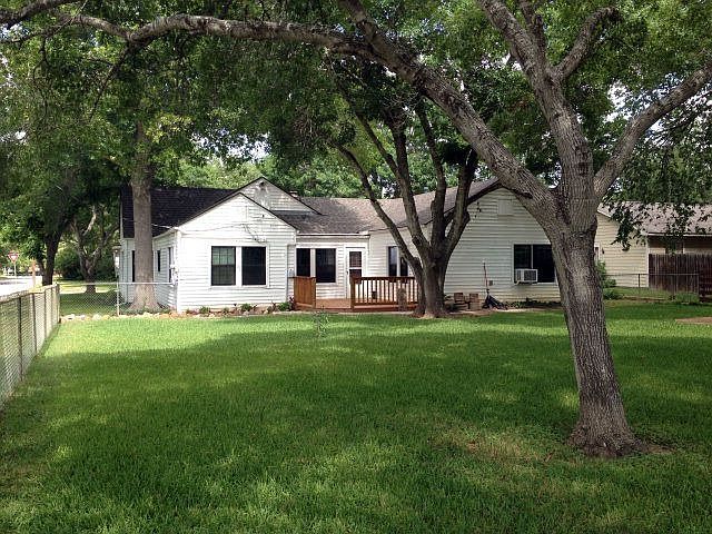 2nd image of 715 S Pecan Ave