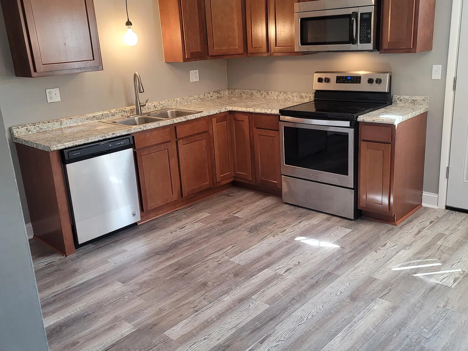 2 bed, 1000 sqft, $1,195 — Photo 2