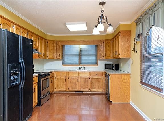 5th image of 3510 Bluegrass Ln