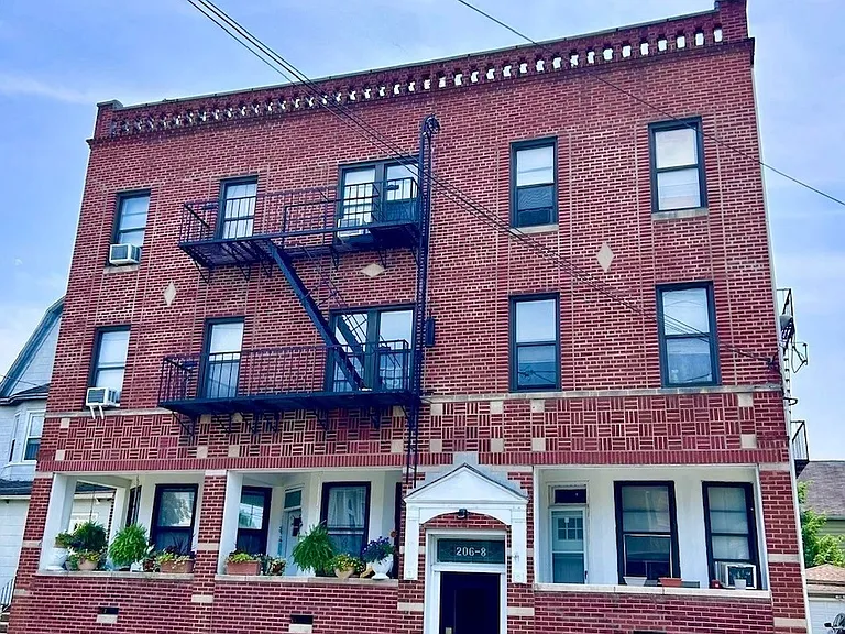 206 Montgomery Street Apartments — Photo 9