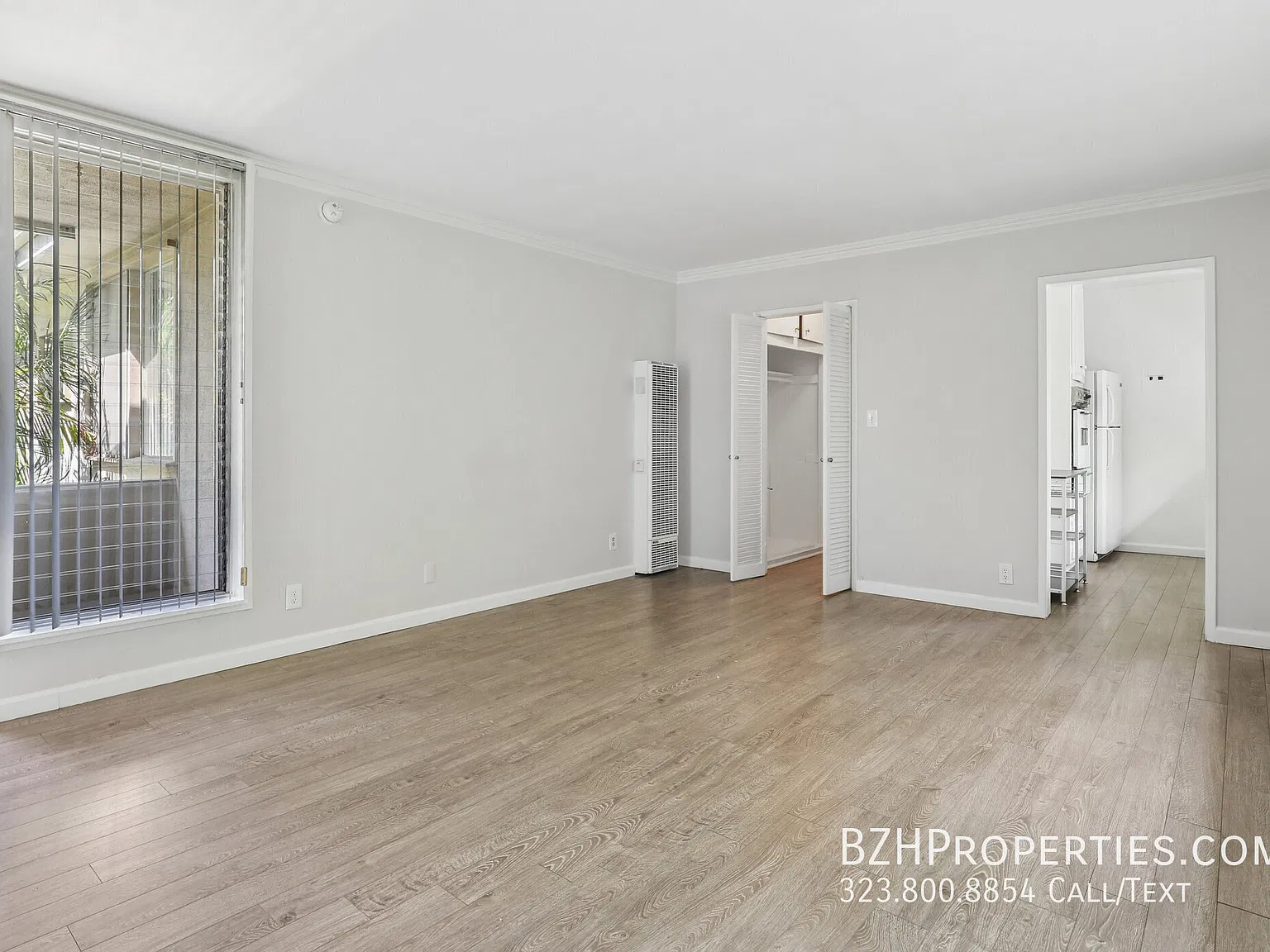 Bright Upper-Level Studio in Prime Hollywood West with Hardwood Floors — Photo 3