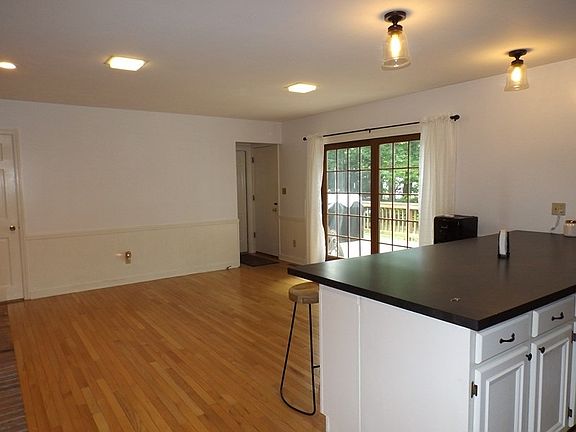 4th image of 103 Acorn Dr