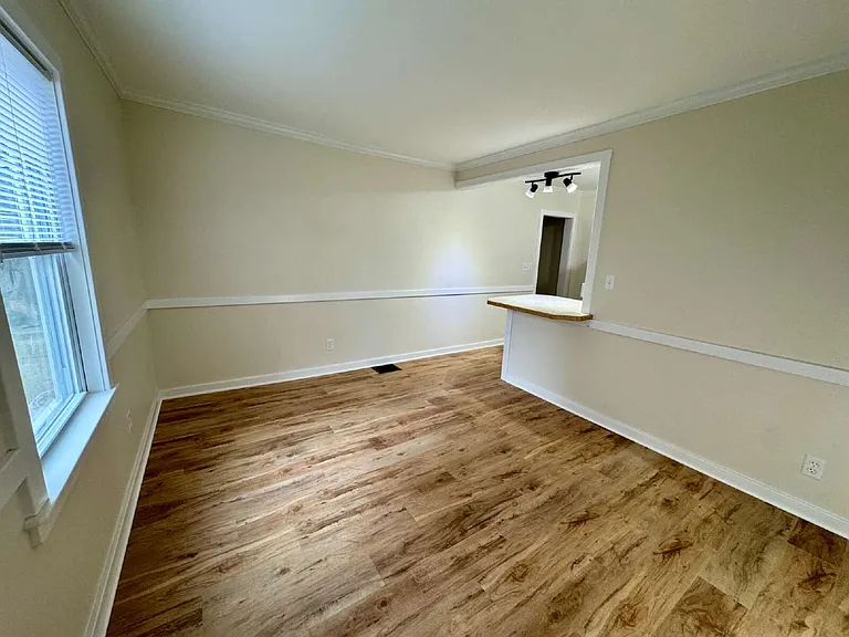 1027 Bergen Ave — Photo 4