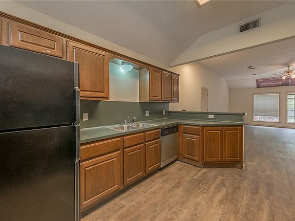 4th image of 1107 Bayou Woods Dr