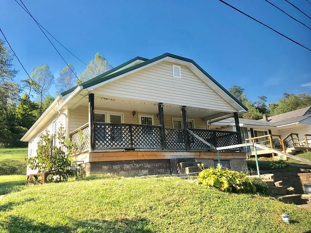69 Pine St photo 1