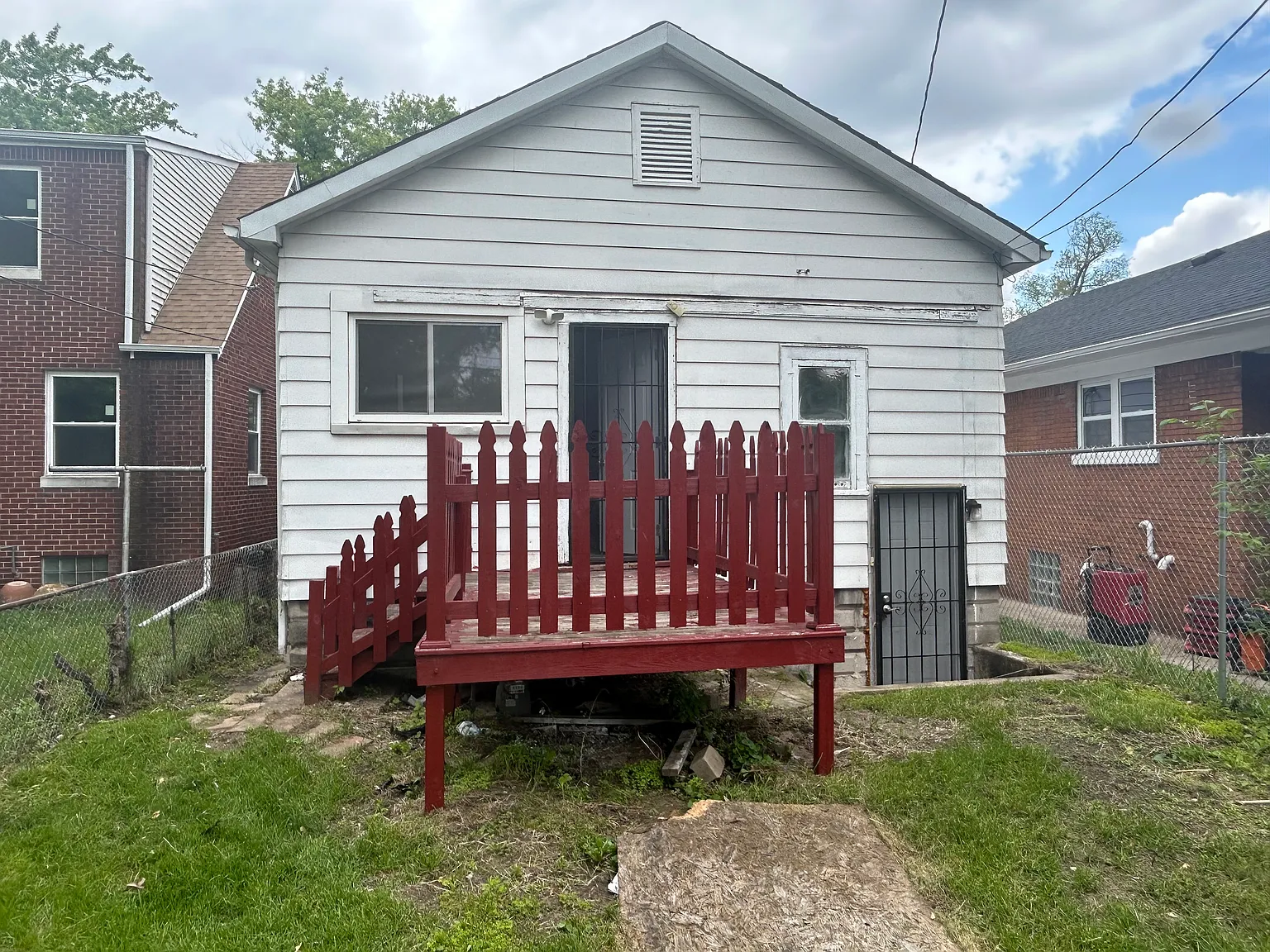 3 bed, 924 sqft, $1,300 — Photo 2