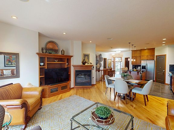 3rd image of 209 Everglade Way SW