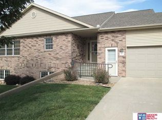 902 Quail Ridge Cir, Beatrice, NE 68310