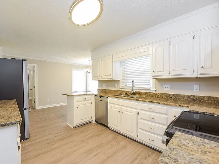 231 Amsterdam Dr SW — Photo 8