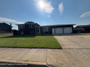 648 5th Ave SW, Dickinson, ND 58601