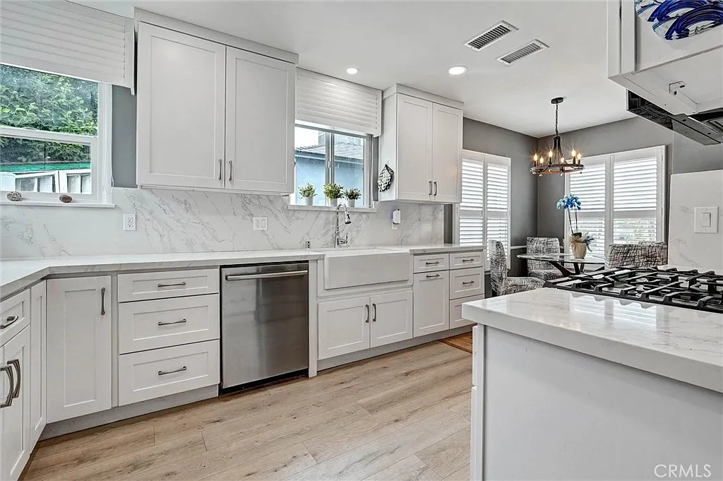 3 bed, 1.5 bath, 1121 sqft, $4,200 — Photo 2