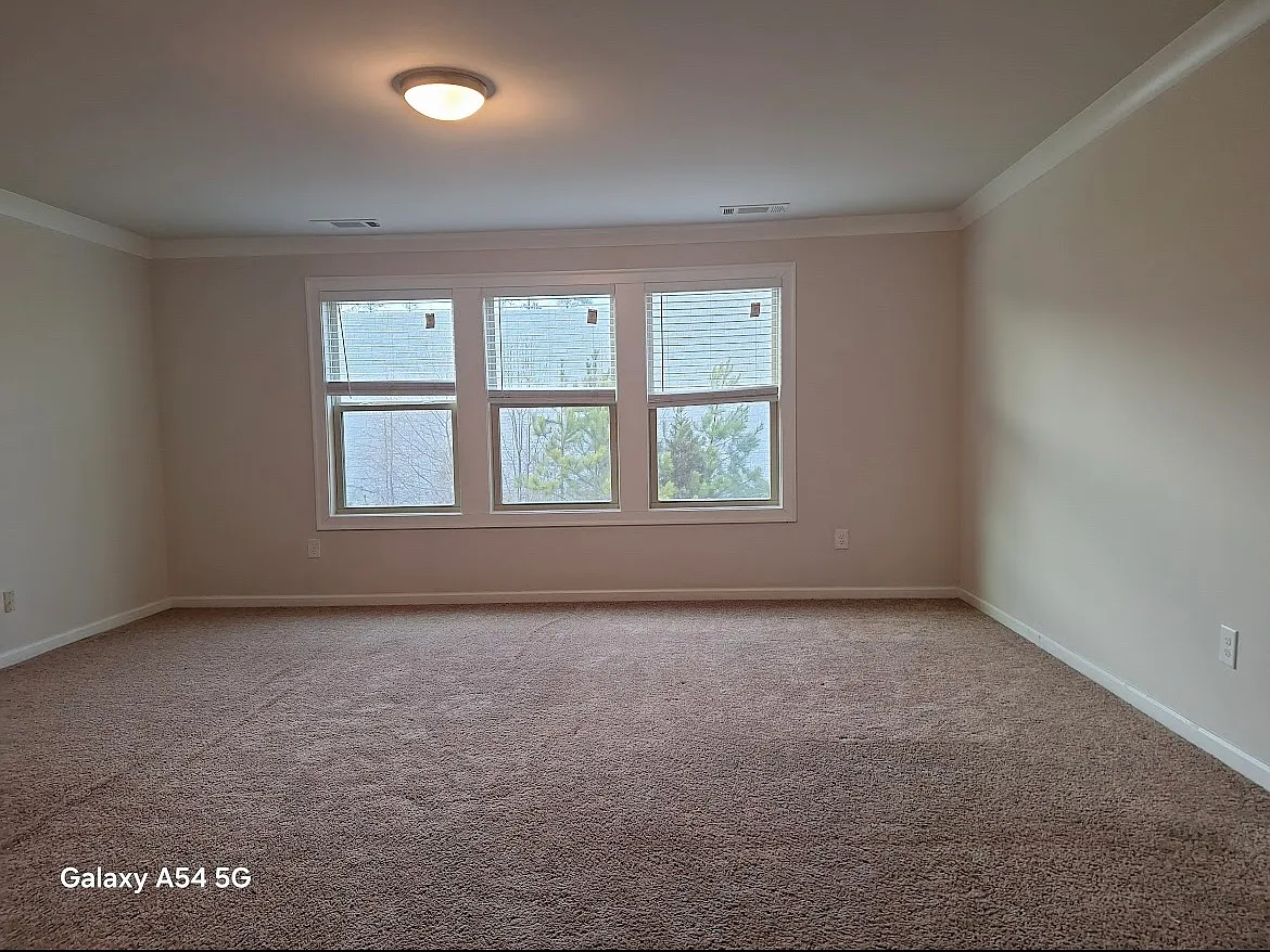 5 bed, 2868 sqft, $2,499 — Photo 3