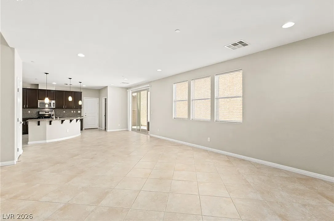 3 bed, 2.5 bath, 1873 sqft, $2,323 — Photo 3