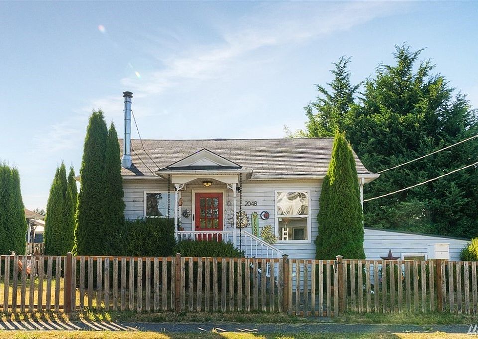 Let's take a tour of this lovely home in the heart of downtown Enumclaw. Historical neighborhood w/ nearby amenities. Hospital, schools, restaurants and shopping are just steps away!