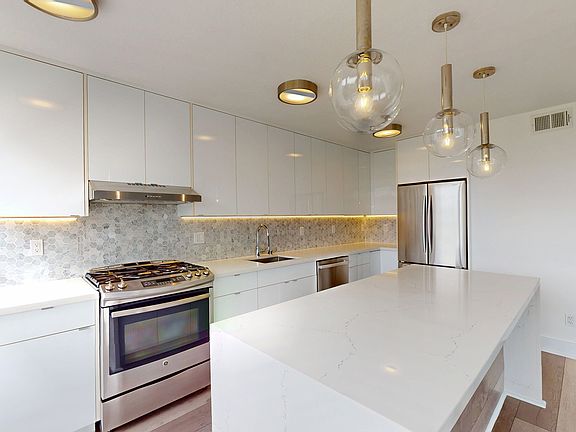 5th image of 2355 Scott St APT 10