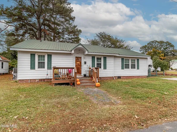 304 W College Street, Mount Olive, NC 28365