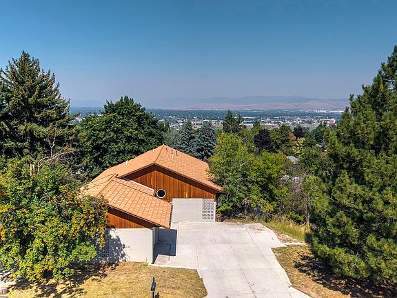 3rd image of 110 Rimrock Way