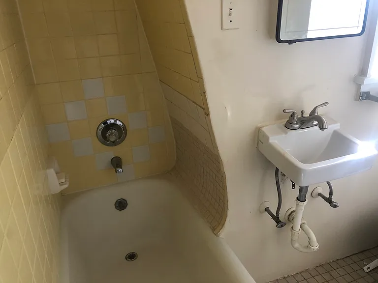 Bathroom Tub/Shower
