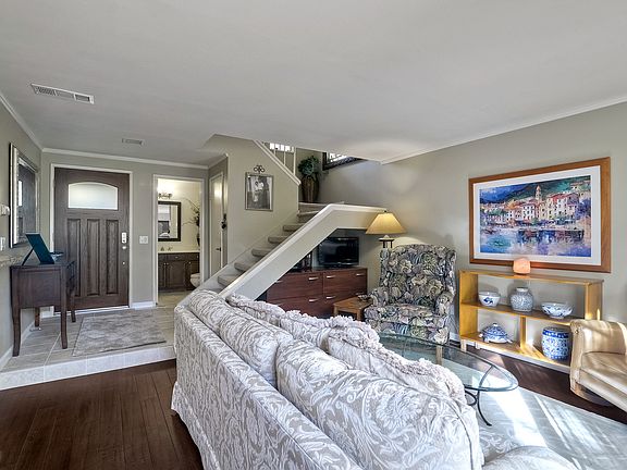 Entrance w/half bath