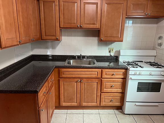2nd image of 49 Leslie Pl