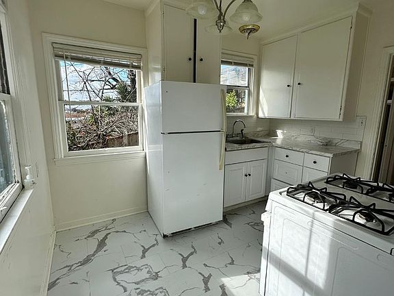 5th image of 139 1/2 Kentucky St