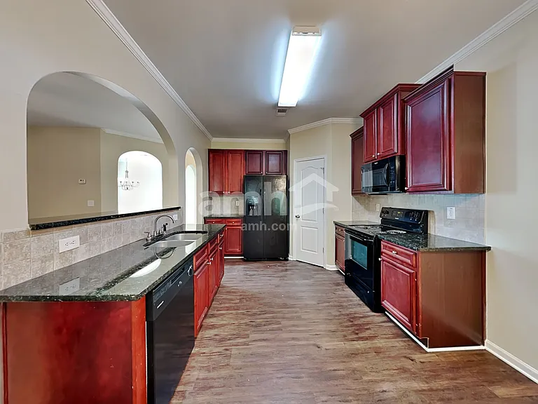 144 Tyre Dr — Photo 3