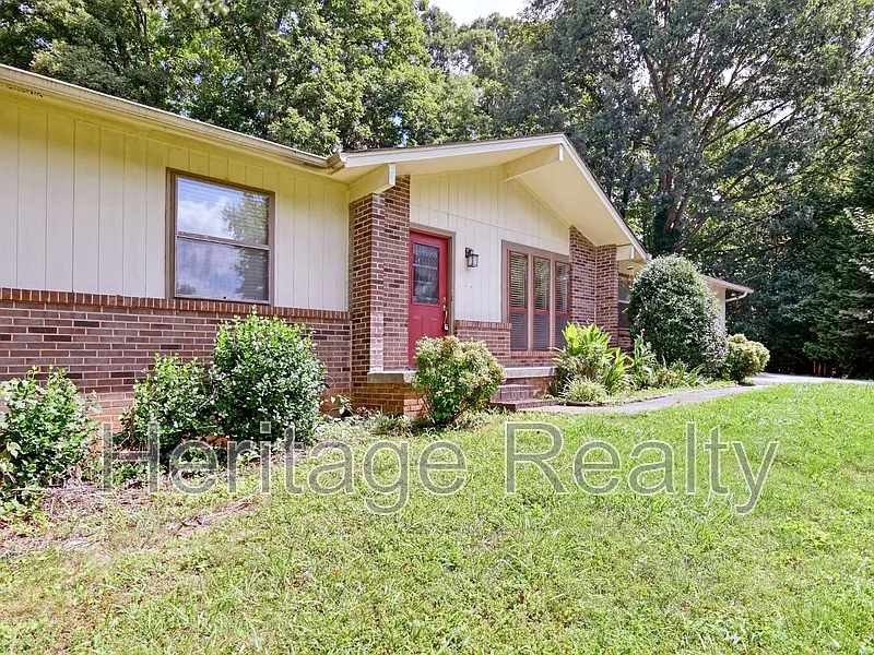 3 bed, 2.0 bath, 1456 sqft, $2,300 — Photo 2