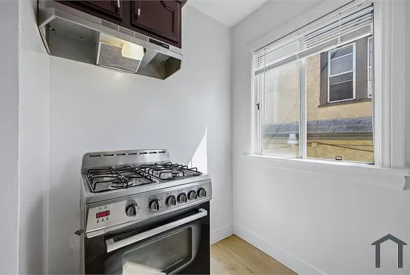615 W 52nd St — Photo 7