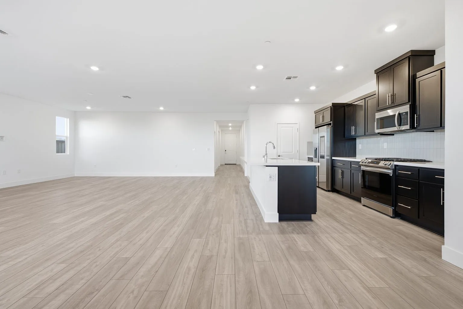 4 bed, 2500 sqft, $3,350 — Photo 4
