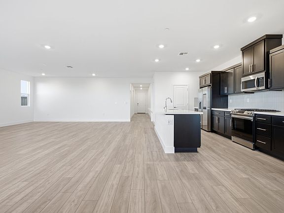 4th image of 2887 Penelope St
