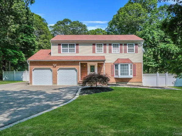 125 W Bartlett Road, Middle Island, NY 11953