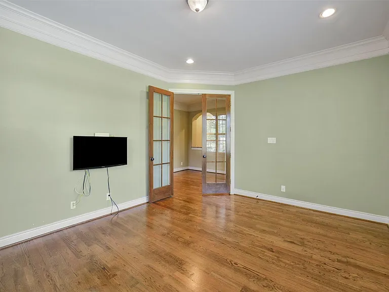 2307 Sheridan St — Photo 10