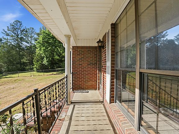 3rd image of 90 Sperling Rd