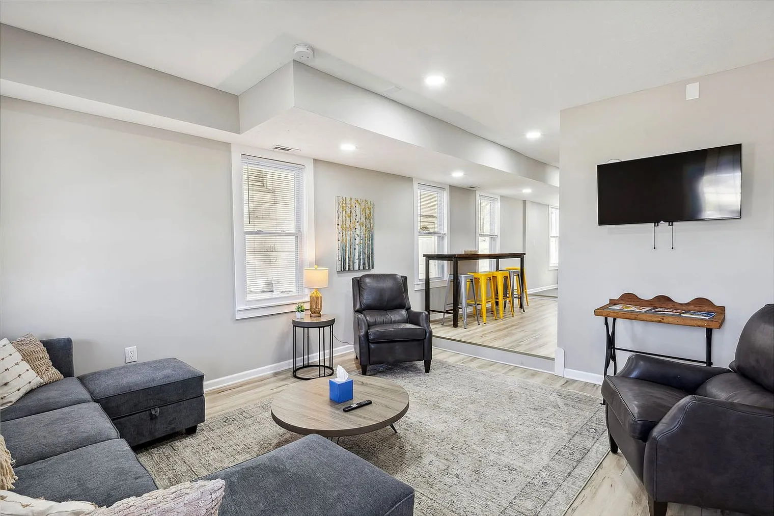 3 bed, 2.0 bath, 2077 sqft, $3,864 — Photo 4
