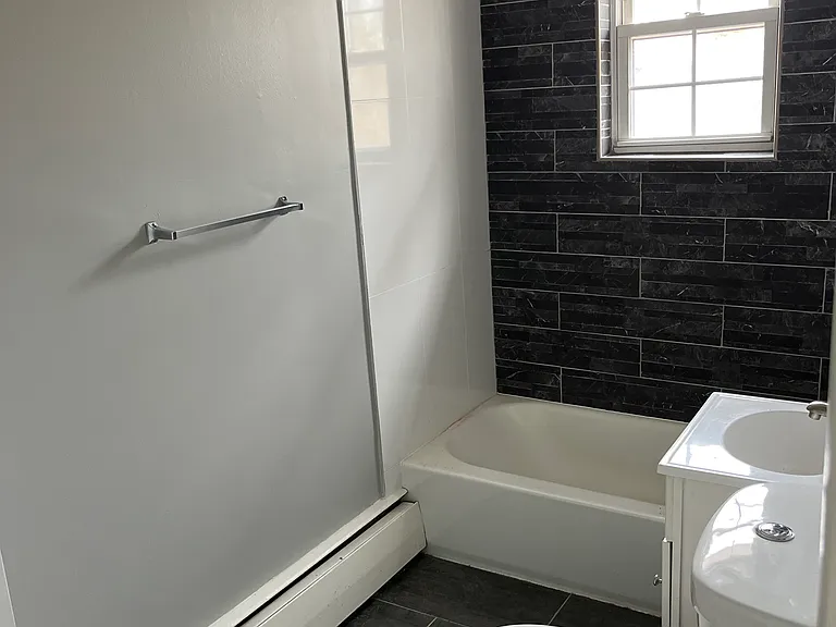 Bradford Commons Apartments — Photo 15