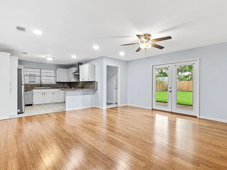 416 E Myrtle St — Photo 8