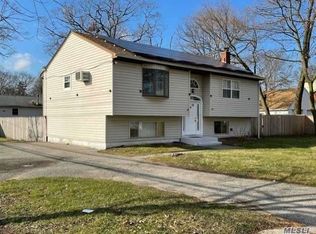 84 N 18th St, Wheatley Heights, NY 11798