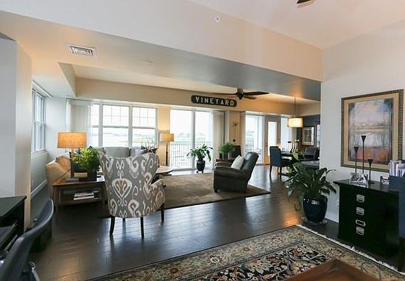 4th image of 550 Pleasant St Suite 305