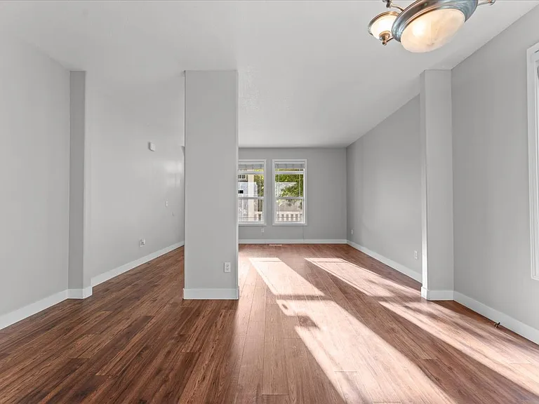 315 S 34th Pl — Photo 9