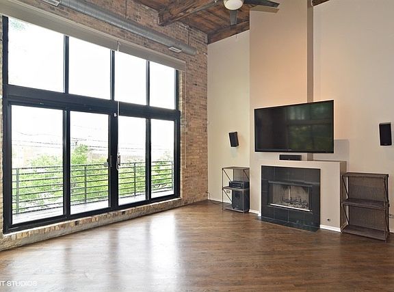 2nd image of 2620 N Clybourn Ave
