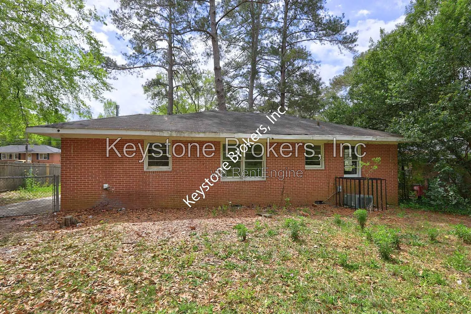 3 bed, 1.0 bath, 965 sqft, $999 — Photo 2