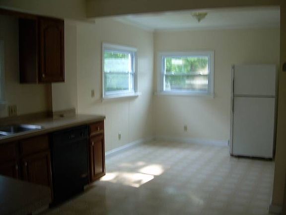 eat-in kitchen