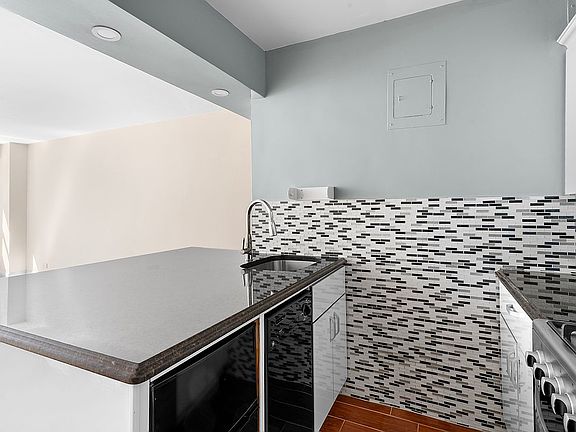 5th image of 101 W 12th St APT 3E