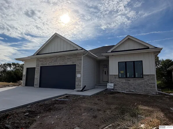 18107 Hazelnut Dr, Gretna, NE 68028