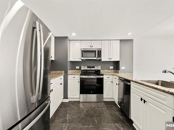 3rd image of 100 Old Palisade Rd APT 914