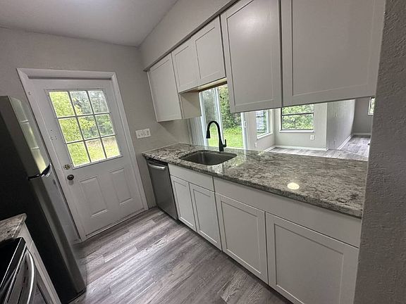 4th image of 1106 Country Club Ln